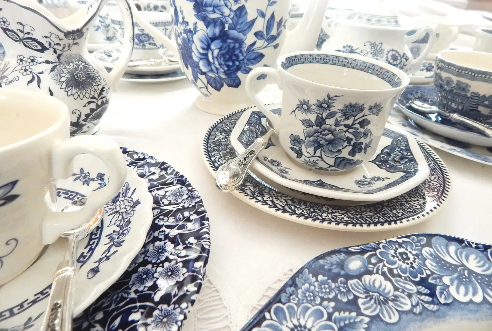 All Little Cute Things – wholesale Kaffe-/Tékopp – Blandade tekoppar i blått och vitt för catering och event2