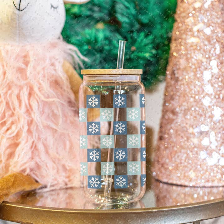 Canette en verre à café glacé Snowfall 16 oz, gobelet de vacances, gobelet Snowfall, gobelet de Noël, motif flocon de neige, motif hivernal, gobelet en forme de flocon de neige, gobelet d'hiver, cadeau pour elle, tasse de Noël avec couvercle en bambou et paille #100076 pour la vente par Sayers & Co.