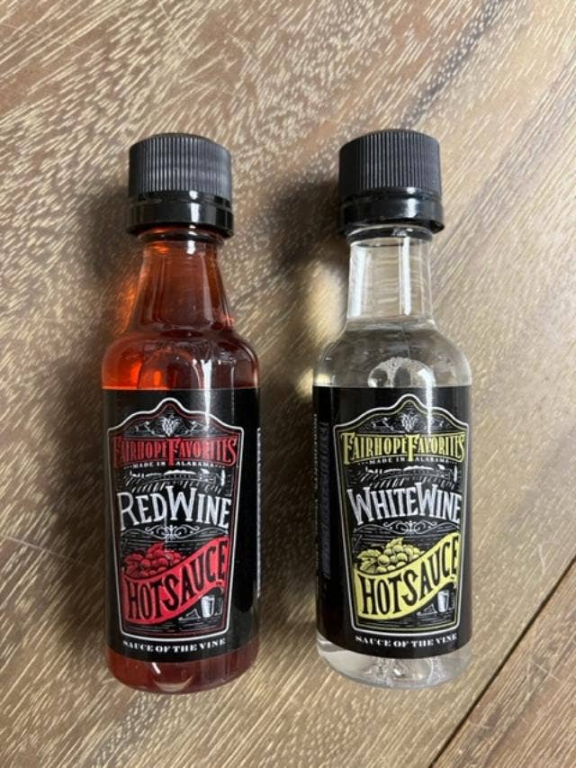 Fairhope Favorites, Inc. - Vendita all'ingrosso Salse piccanti - Set regalo con mini bottiglia di salsa piccante di vino rosso e bianco1