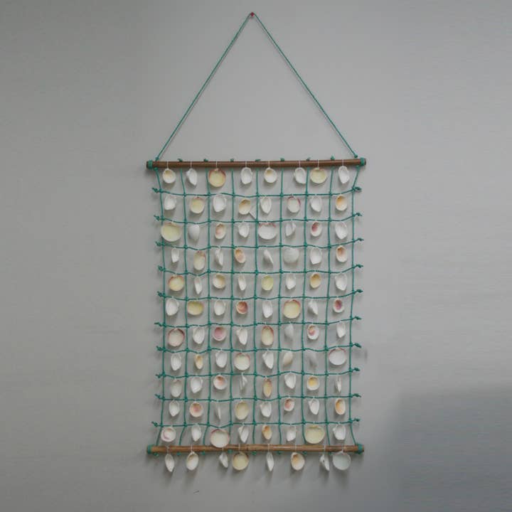 Rideau en coquillages blancs assortis avec corde bleu sarcelle pour la vente par Modern Coastal by Contrast Inc.