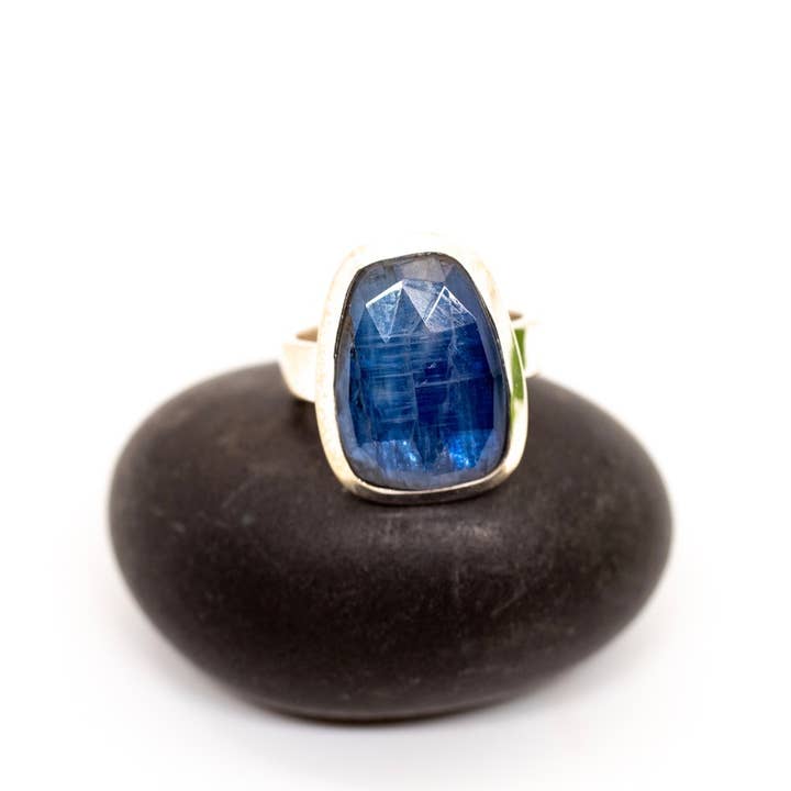 Baizaar - Wholesale Cocktail/Statement Ring - Organic Shape Sterling Silver Kyanite Ring