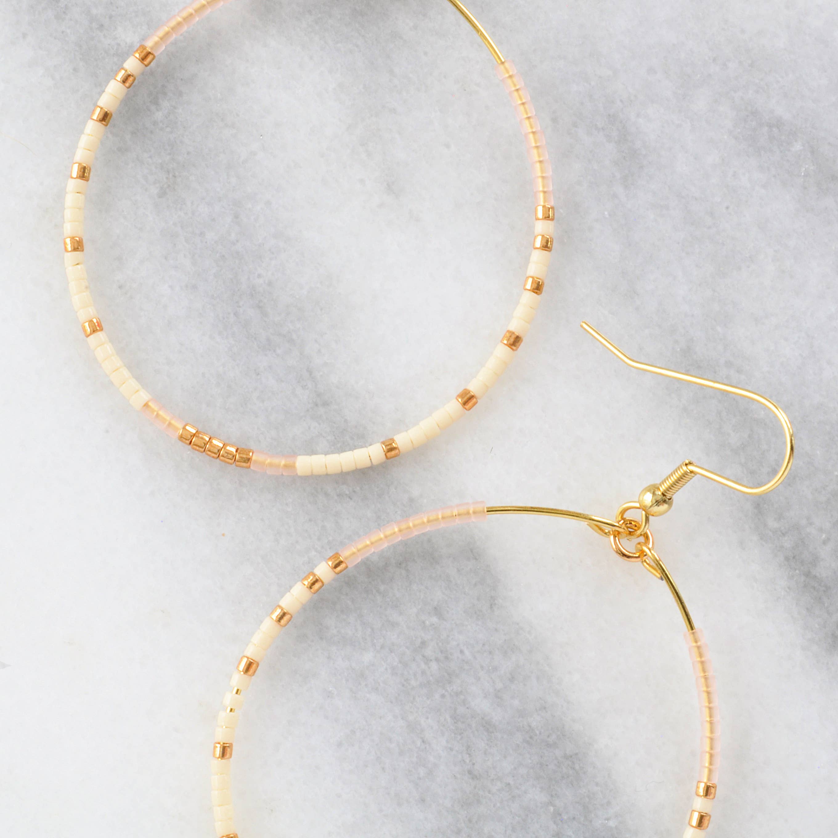 Libby & Smee – wholesale Hängande örhängen – Stora guldpärlformade dinglande hoopörhängen34