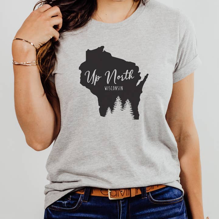 Camiseta estampada de Up North Wisconsin, unisex Bella + Canvas para venta al por mayor de Lissi Designs