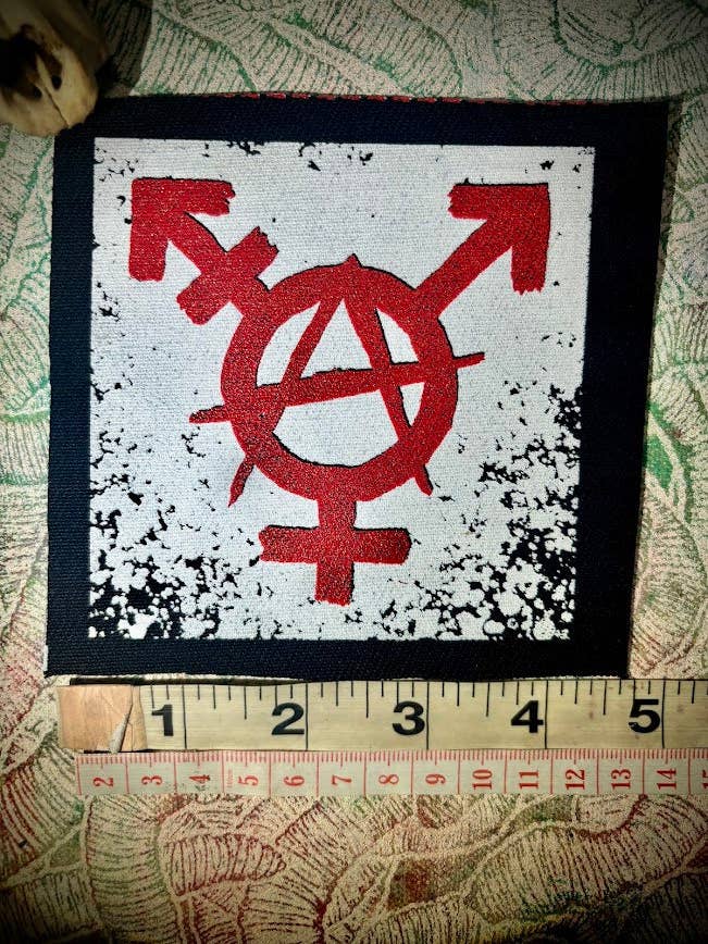 Parche de trans-anarquía, anarquía de género. para venta al por mayor de Three Raccoons