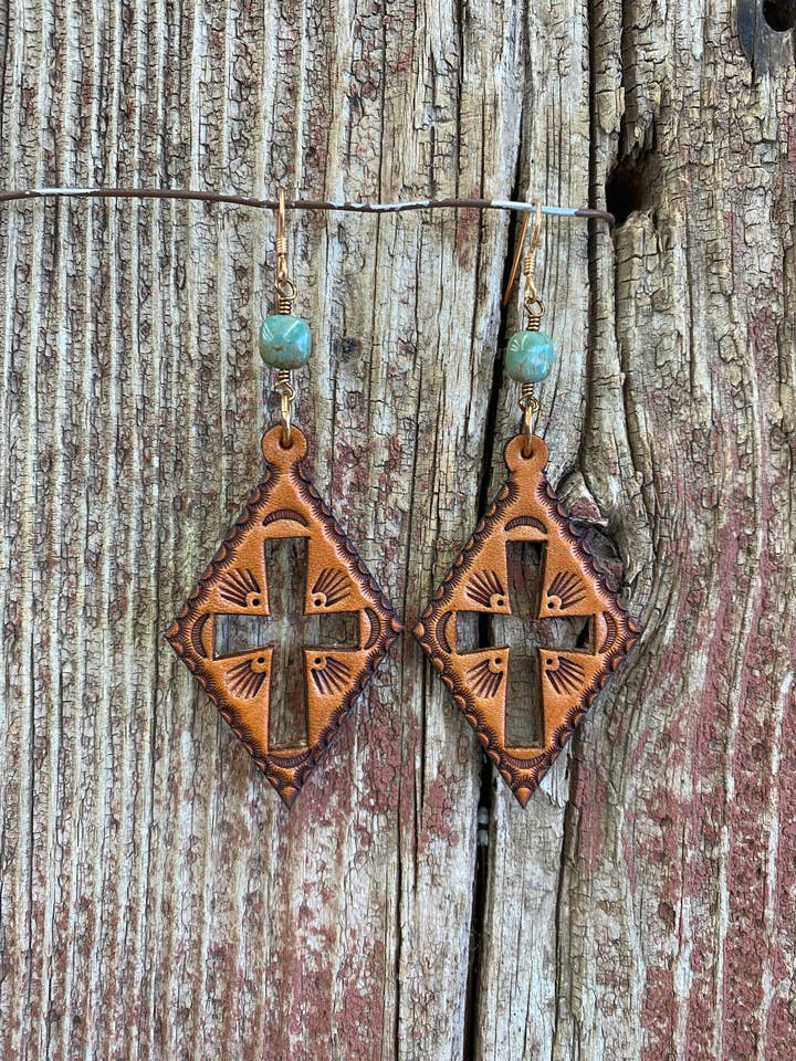 17164 Orecchini in pelle con croce intagliata a diamante per la vendita all'ingrosso da parte di J.Forks Designs