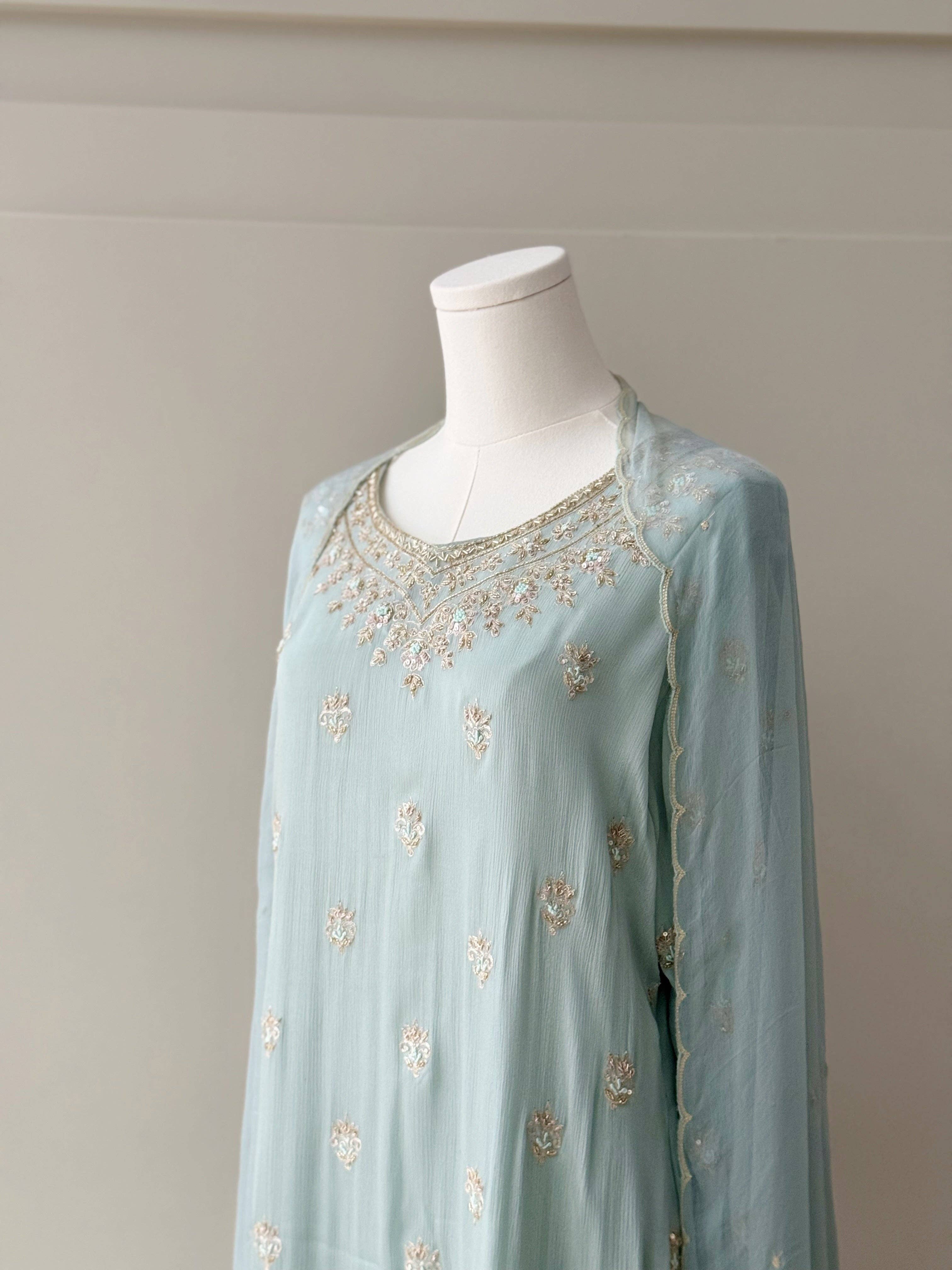 Bleu Ciel Ensemble de costume bleu poudre avec dupatta en résille en vente sur Faire2