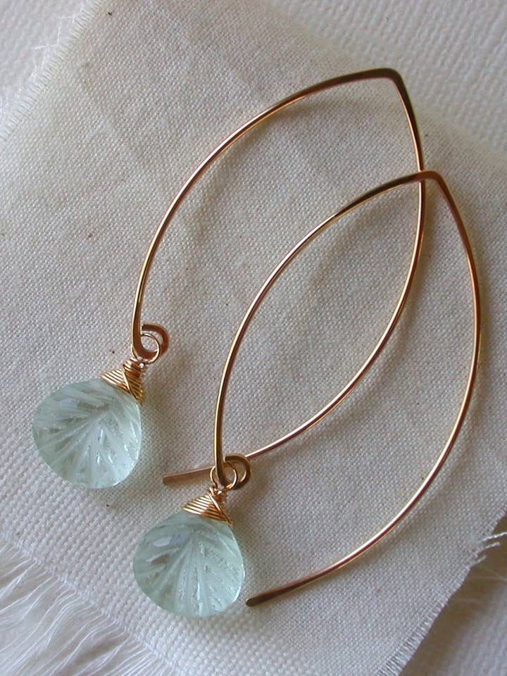 Boucles d'oreilles à enfiler en aigue-marine sculptée. pour la vente par Linda Trent Jewelry