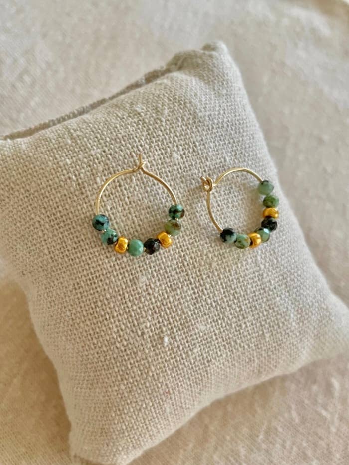 Mini aros Quetzal en turquesa africana y Gold Filled para venta al por mayor de L’Instant M créations