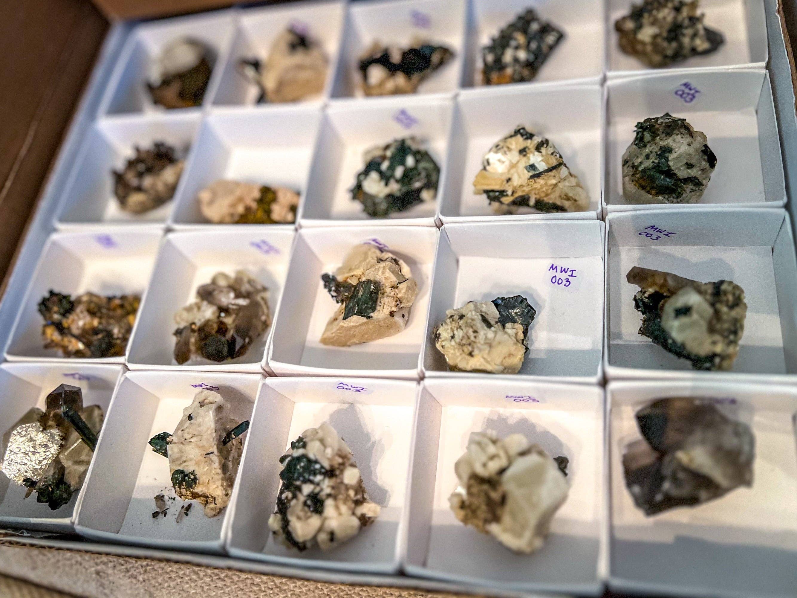 Mandala Gems – Engroshandel Spirituelle sten og krystaller – Blandede Malawi-mineraler med Aegerine, Røgrøgkvarts, Rutil, Grøn Chlorit4