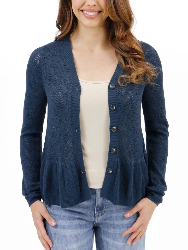 Djupt hav Pointelle Peplum-kofta i Deep Sea för wholesale på Faire7