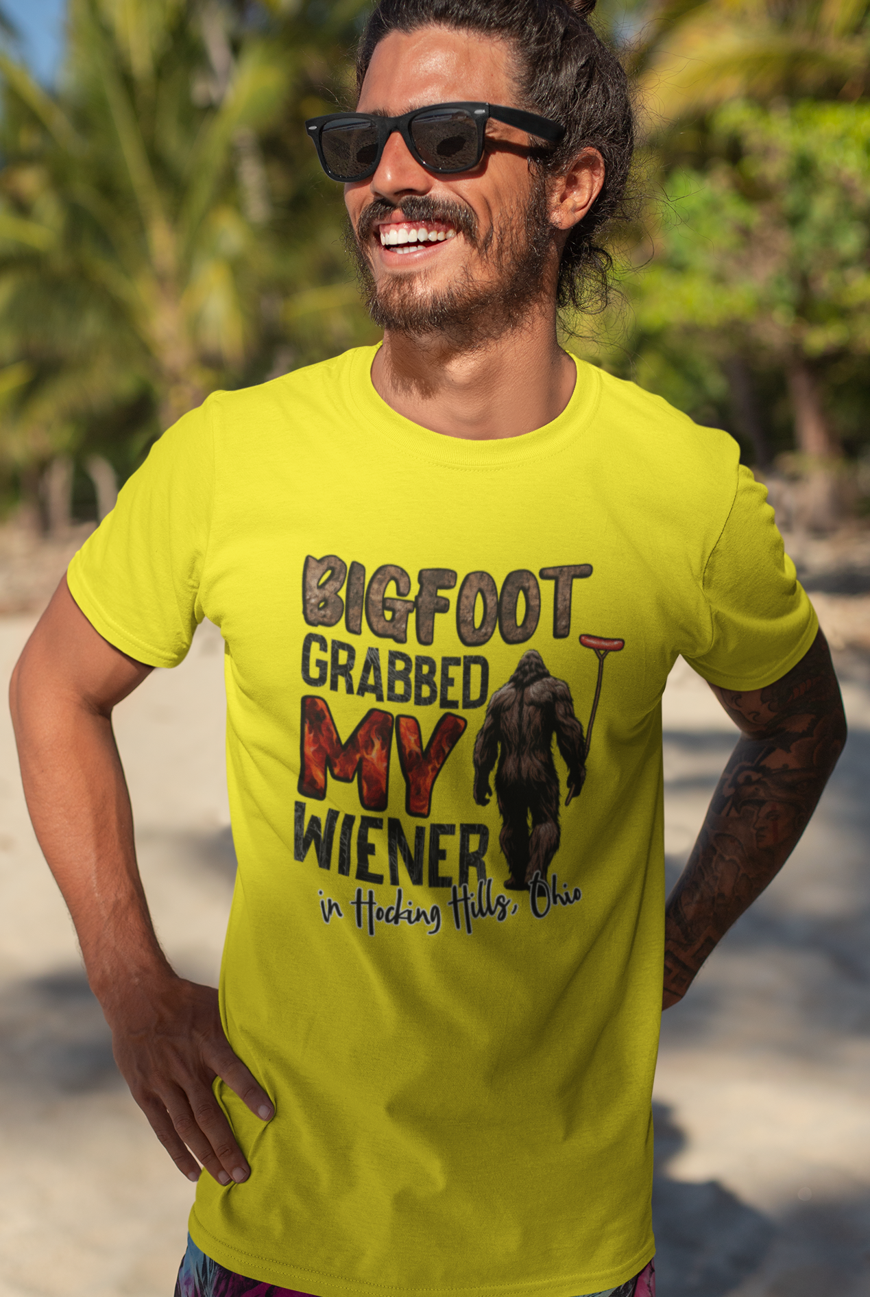 Squatchin’ Country - Venta al por mayor Camiseta estampada - Unisex - Bigfoot agarró mi camiseta de salchicha (amarilla)5