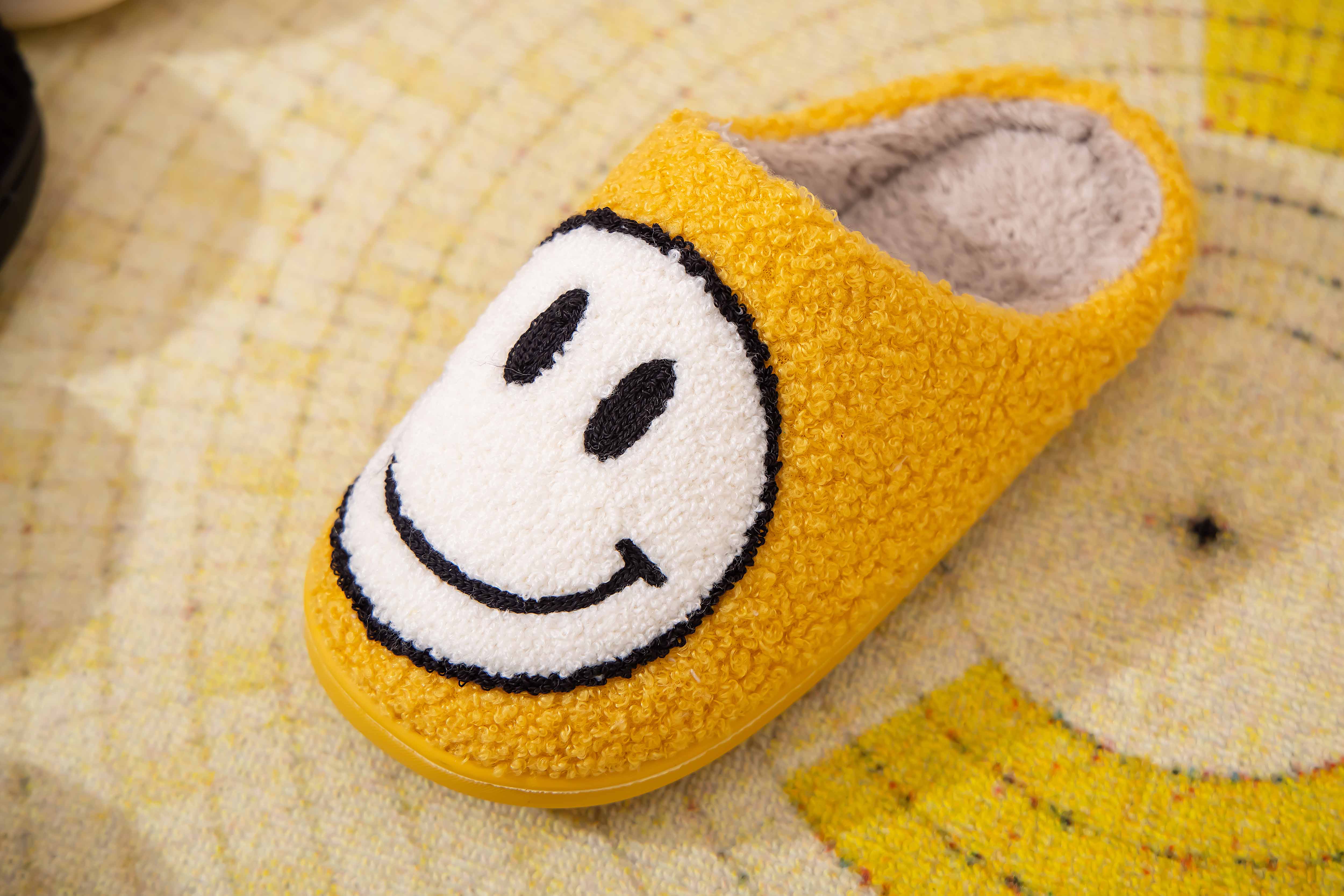 Shop Lev - Vente Chaussons – femme - Chaussons confort à semelle légère en fausse fourrure douce avec visage souriant pour adulte19