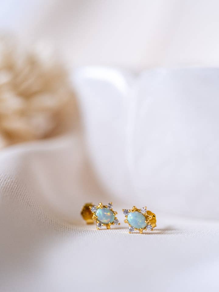 Clous d'oreilles en cristal d'opale bleue pour la vente par Rox & Lily