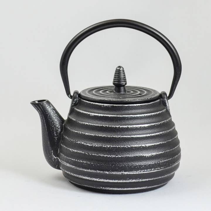 Teiera classica in ghisa, 0,8 l, argento nero per la vendita all'ingrosso da parte di Ja-Unendlich