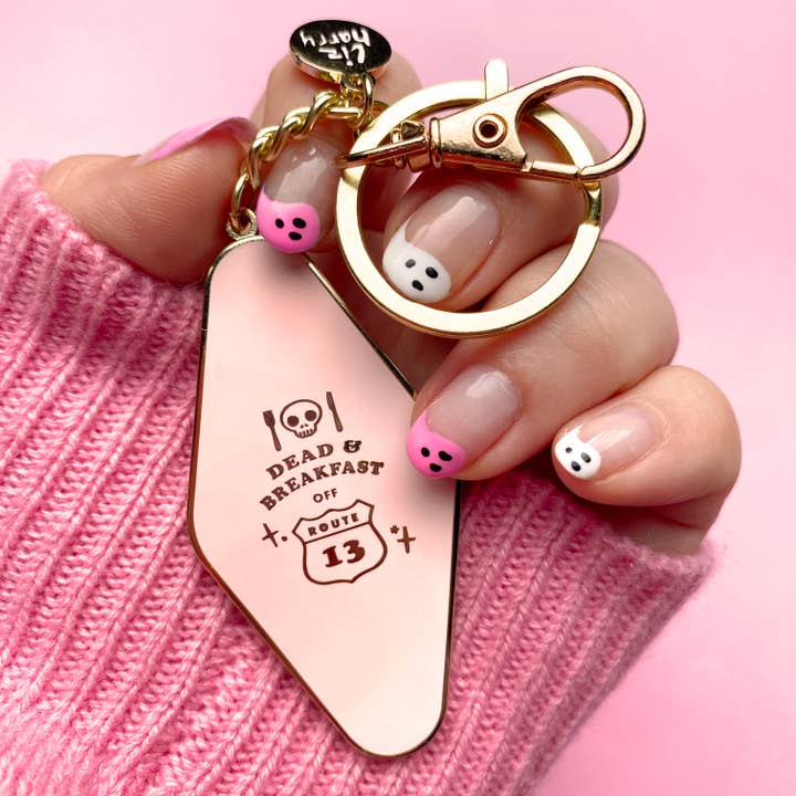 Liz Harry Design – Großhandel Schlüsselanhänger – Damen – Purgatory Palace Motel Halloween-Schlüsselanhänger oder Geldbörse-Anhänger1