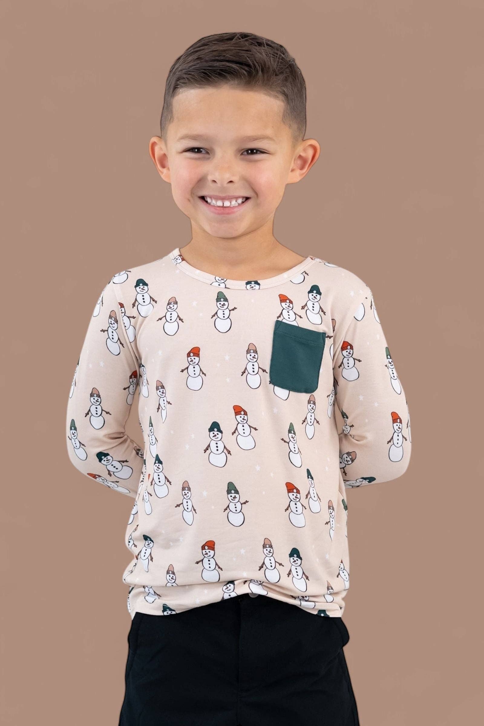 Dream Big Little Co. – T-shirt - Crianças por atacado – T-SHIRT DE BOLSO SONHO AMIGOS GEADOS9