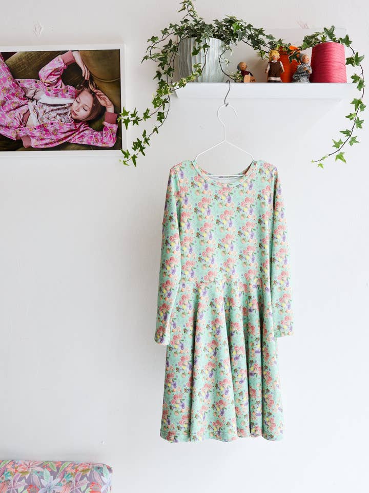 Vestito sottoveste a maniche lunghe extra svasato 'Gourmet Garden' | pistacchio per la vendita all'ingrosso da parte di aesthete-kidswear