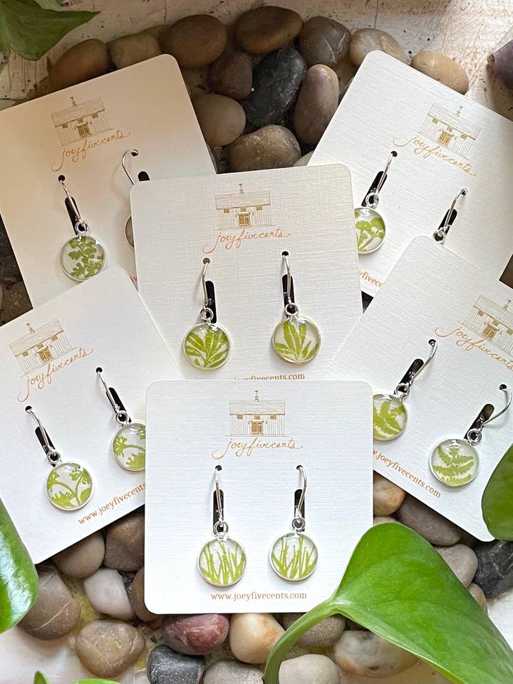 Boucles d'oreilles pendantes estampées à la main - vert botanique, herbe, printemps pour la vente par joeyfivecents