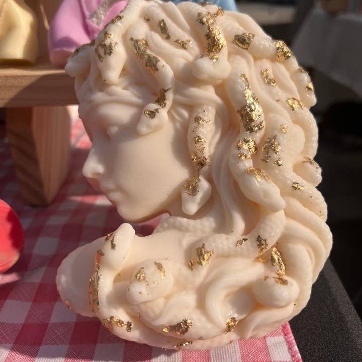 Décoration d'intérieur gothique The Medusa Candle Gorgon - Cire de soja végétalienne biologique pour la vente par Hail Claytan