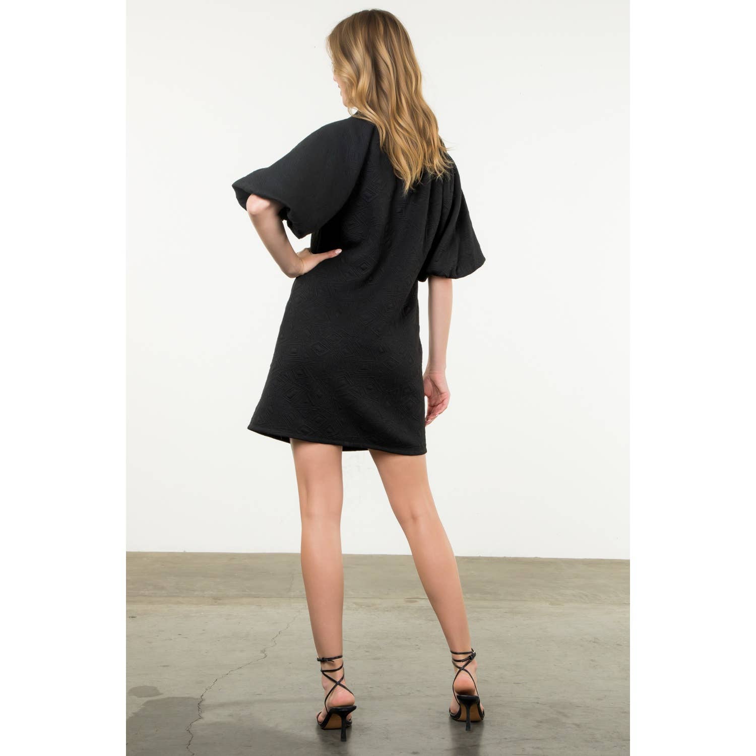 NERO Abito midi testurizzato con maniche a sbuffo in vendita all'ingrosso su Faire4