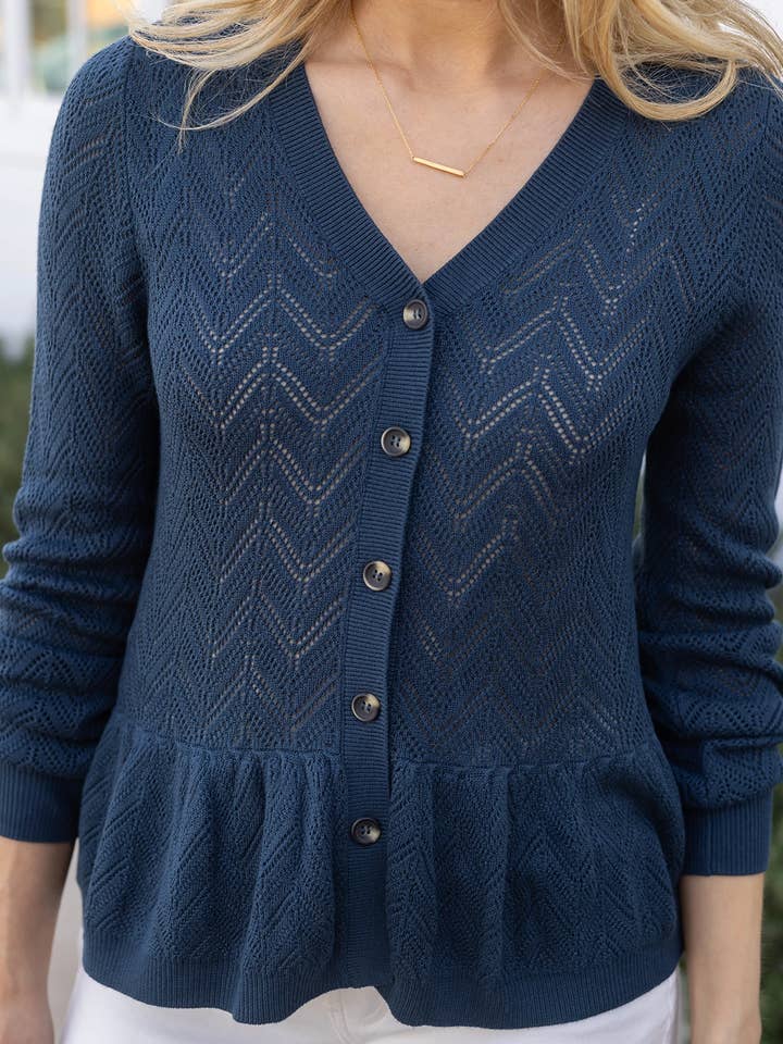 Djupt hav Pointelle Peplum-kofta i Deep Sea för wholesale på Faire4