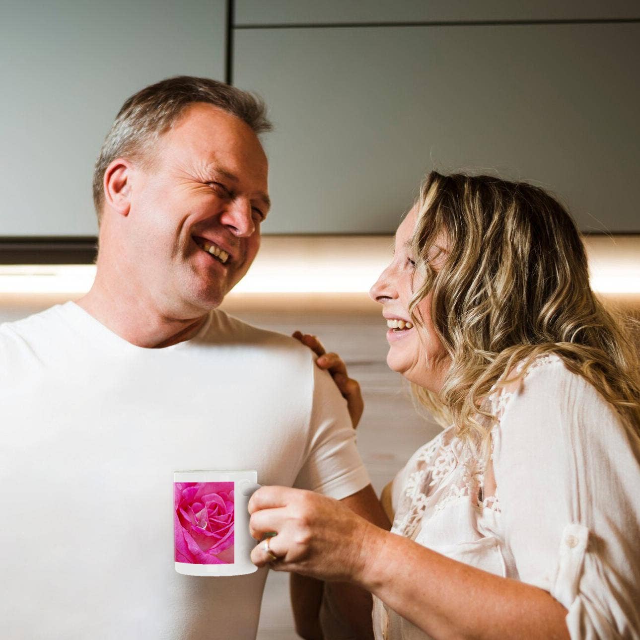 3dRose – wholesale Kaffekoppar – 3dRose, USA, Georgia, Savannah. Närbild av rosa ros med vattendroppar., Mugg10