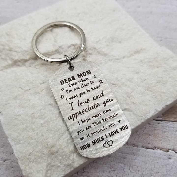 Portachiavi con Lettera Incisa per la Festa della Mamma per la vendita all'ingrosso da parte di Treasure Wholesale