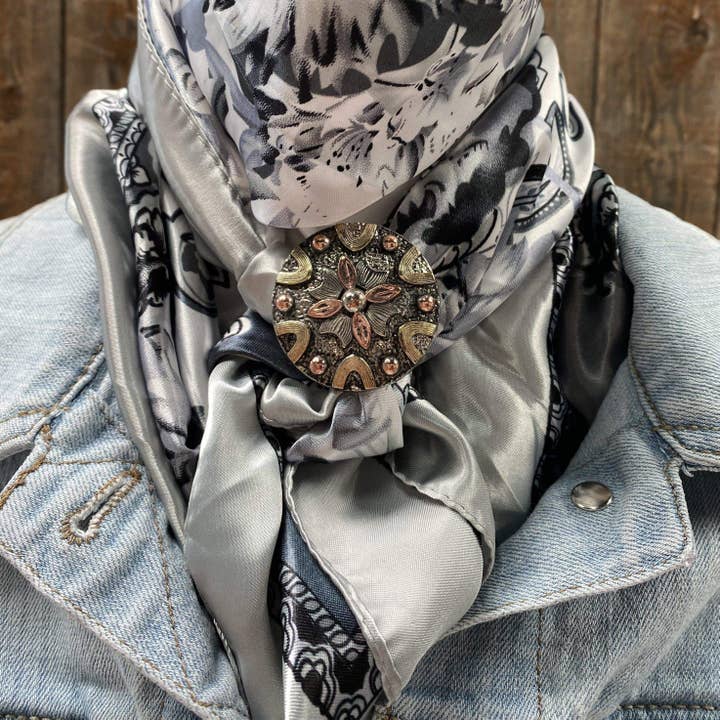 W147L Slide WRC172B - Sciarpa con motivo cachemire, 35 x 35 pollici, colore: argento e bianco per la vendita all'ingrosso da parte di Rodeo Drive