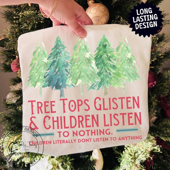 Maglietta di Natale con Alberi Brillanti, Maglietta Grafica di Natale per la vendita all'ingrosso da parte di TwelveTwentyTees