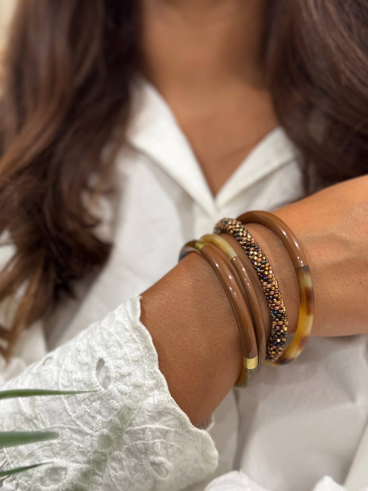 MAISON KIZO - Wholesale Bangle Bracelet - Lacquered buffalo horn bangle Milk chocolate and gold 6mm2