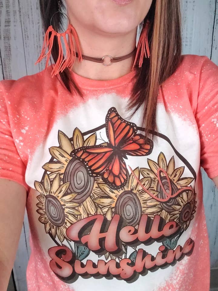 T-shirt sbiancata Hello Sunshine per la vendita all'ingrosso da parte di Wanderlust Designs Wholesale