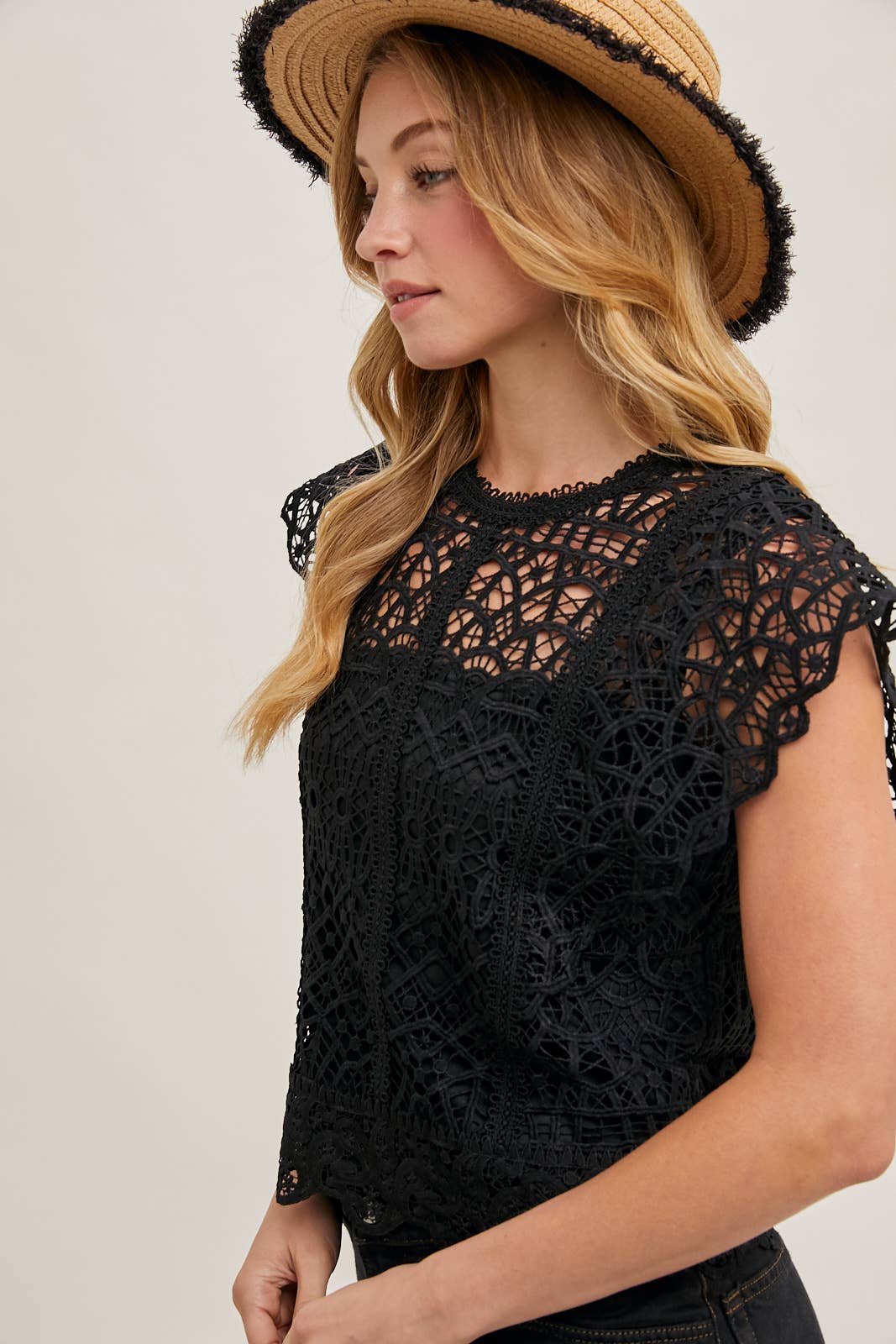 Bluivy – Großhandel Strickoberteil – Damen – Spitzenstrick-Ärmelloses Häkeloberteil mit Futter3