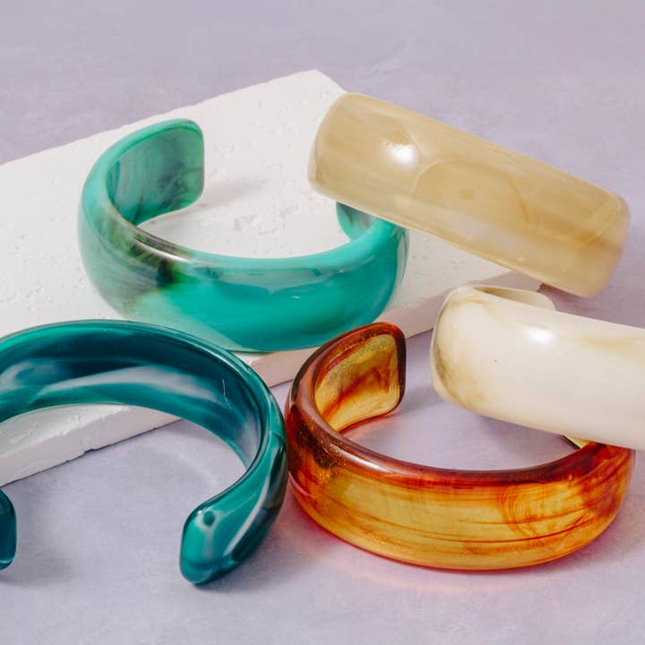 Bredt armbånd i marmorharpiks for engroshandel hos The Looks by Fame Accessories