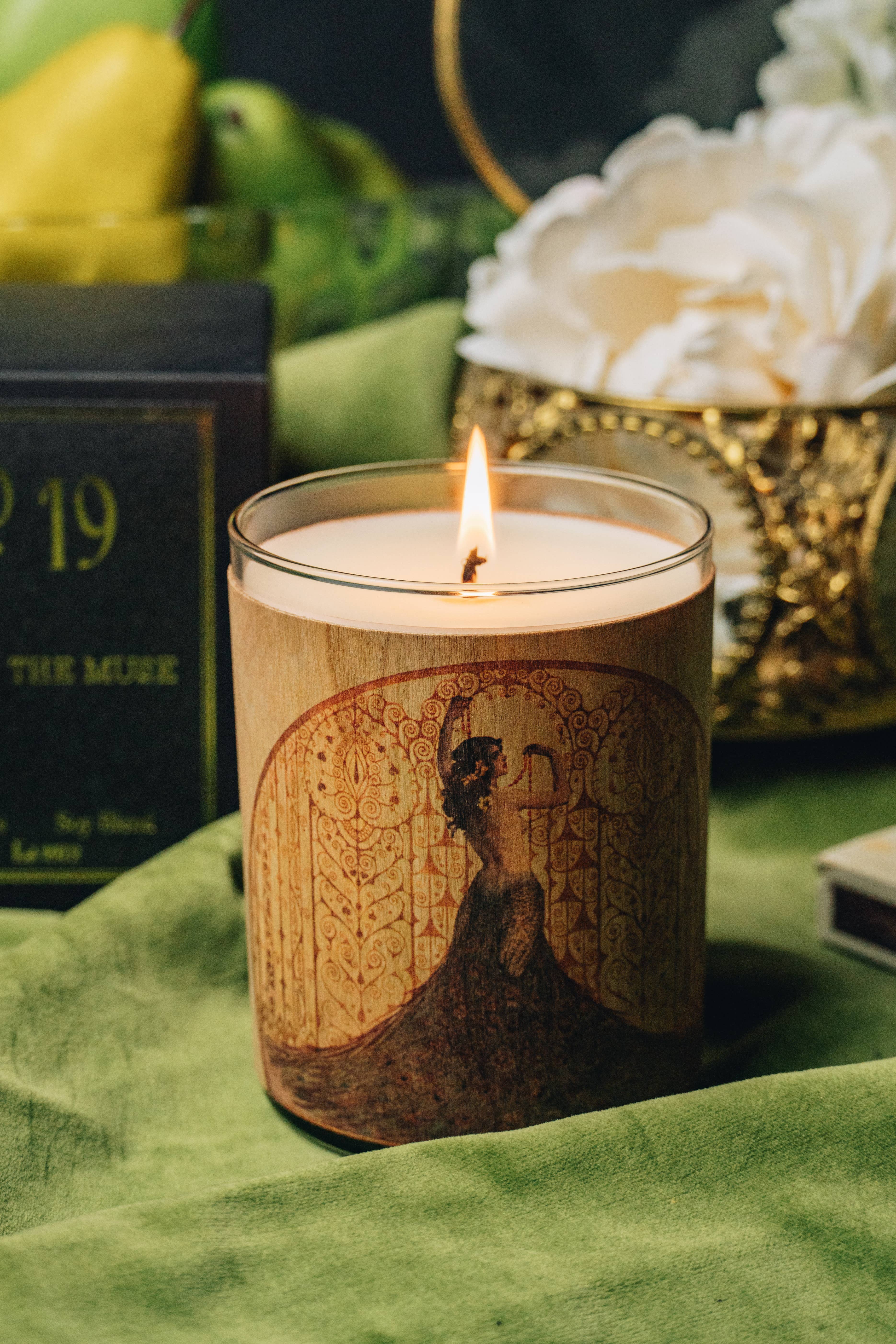 Spitfire Girl - Wholesale Pot/gevulde kaars - No 19 Muse geurkaars met houtomslag1