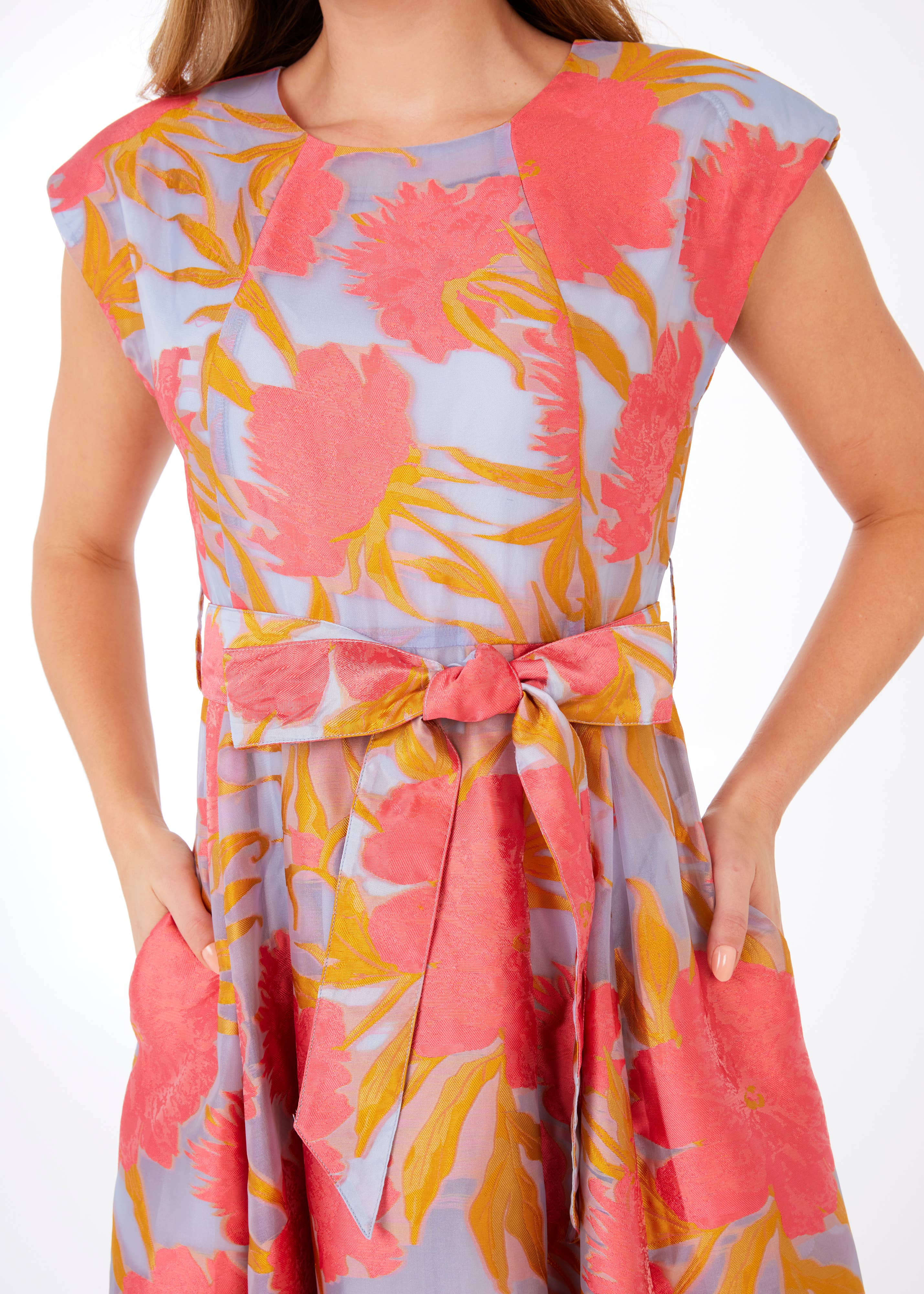 Abbey Glass - Vendita all'ingrosso Abito da sera - Donna - Abito Olivia in organza color corallo acceso con motivo di piante rampicanti.1