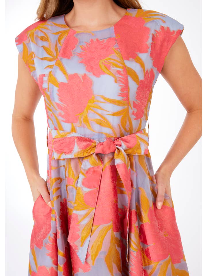 Abbey Glass - Vendita all'ingrosso Abito da sera - Donna - Abito Olivia in organza color corallo acceso con motivo di piante rampicanti.1