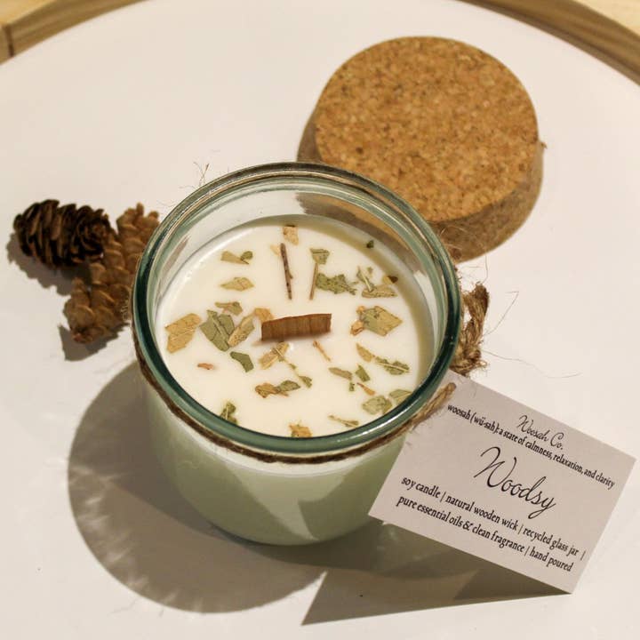 Bougie Woodsy | garnie de feuilles d'eucalyptus | Non toxique | Respectueux de l'environnement | Mèche en bois | Cire de soja | Pot en verre recyclé | 9 oz pour la vente par Woosah Co.