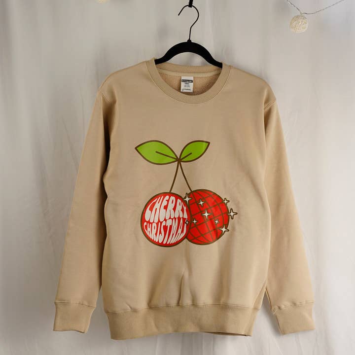 Sweat-shirt à col rond de Noël HS Mirrorball Cherry pour la vente par To Be So Styles