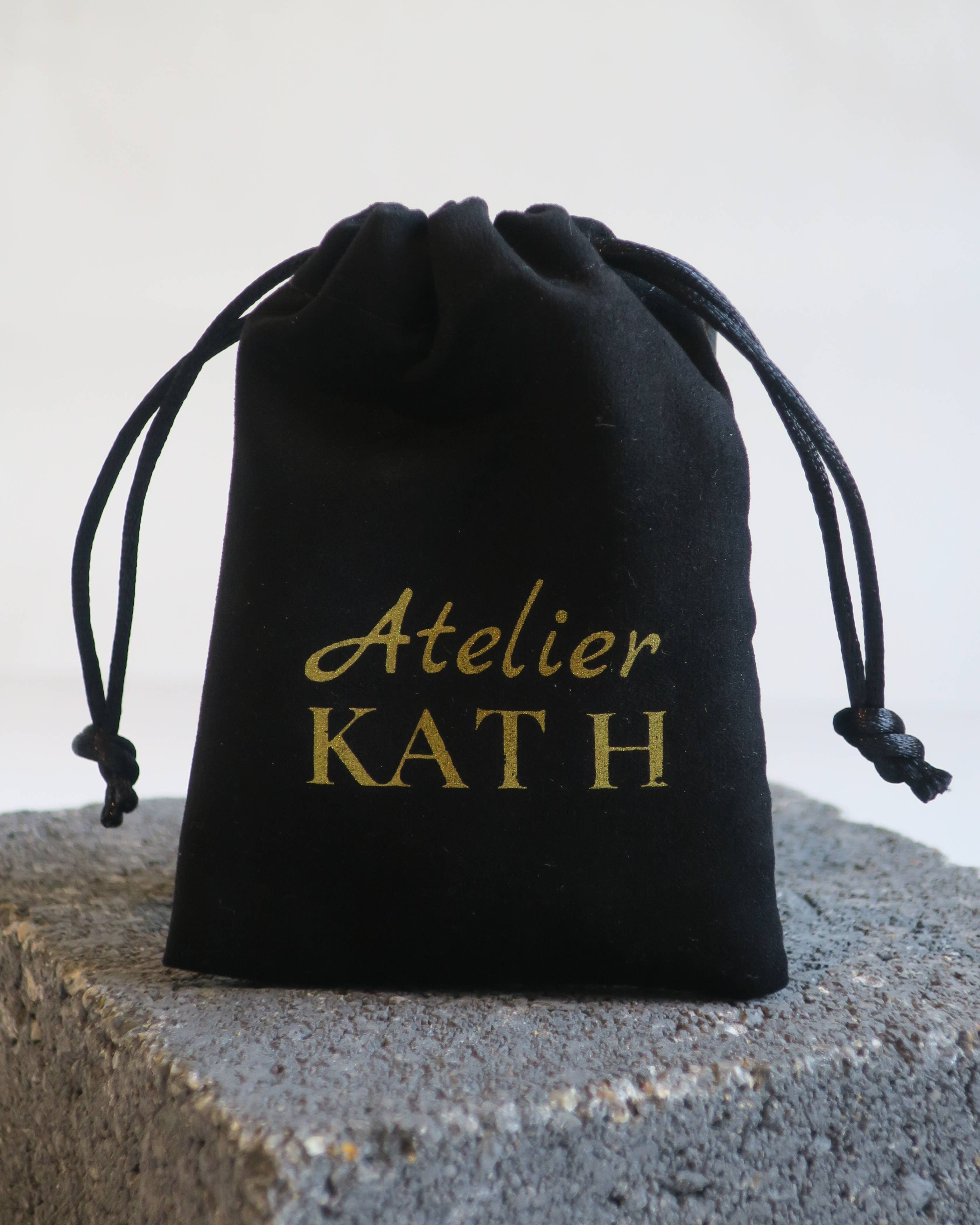 Atelier Kat H - Wholesale Sunglasses/Eyeglasses Strap - Women's - Gold eyeglass chain with black pearls model “Alhena”4