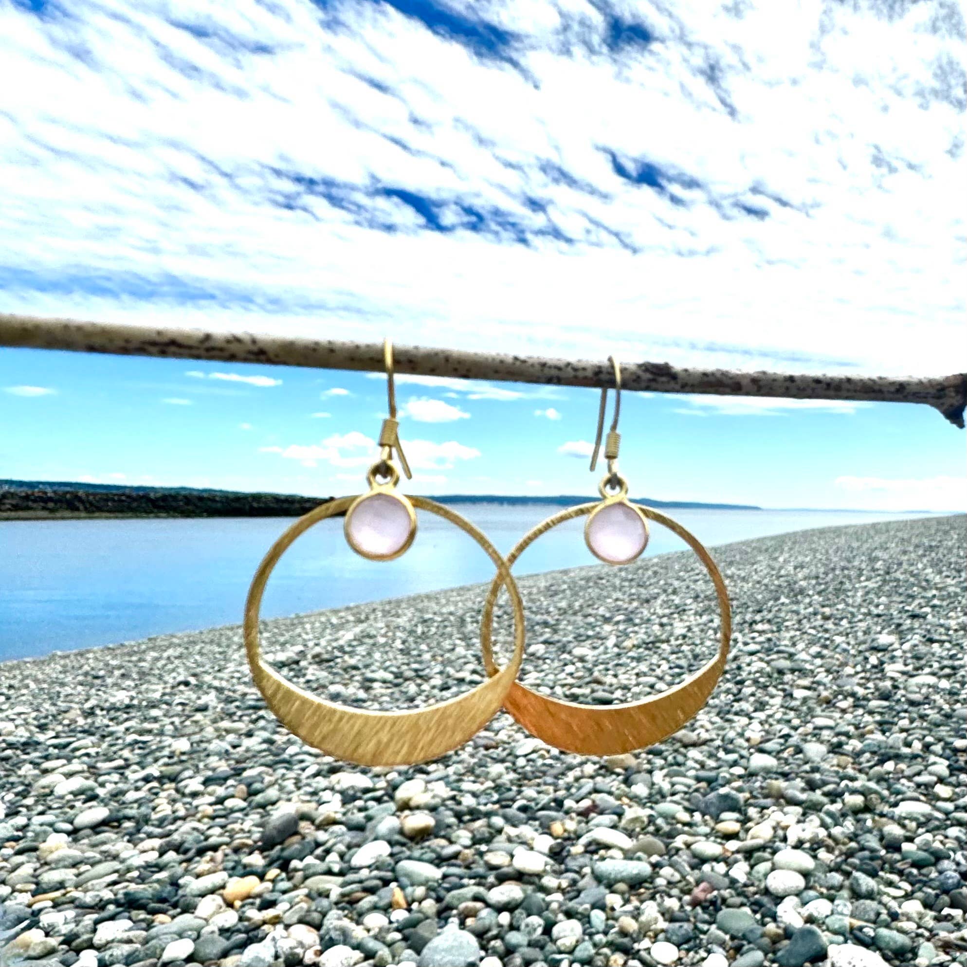 Jo Bird Jewelry – wholesale Hängande örhängen – Maya örhängen med stengems och ringar i rå mässing7