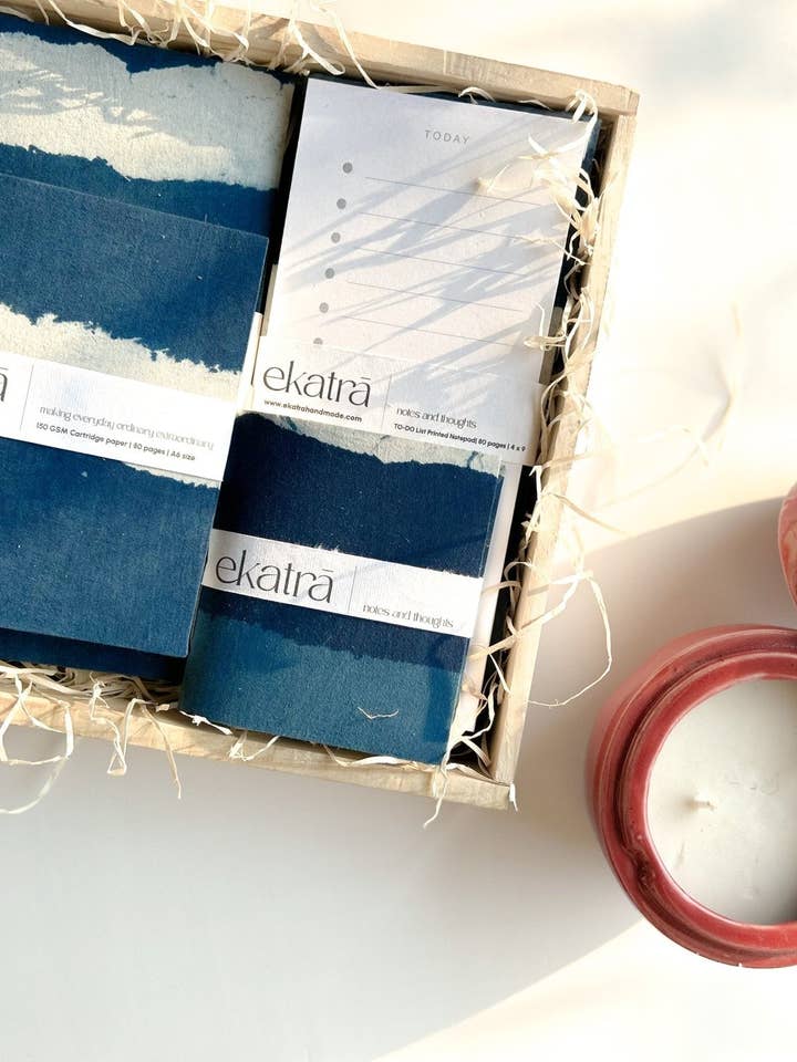 Coffret cadeau de papeterie personnalisé par Ekatra Coffret cadeau chargé - Rayures Indigo pour la vente par Ekatra