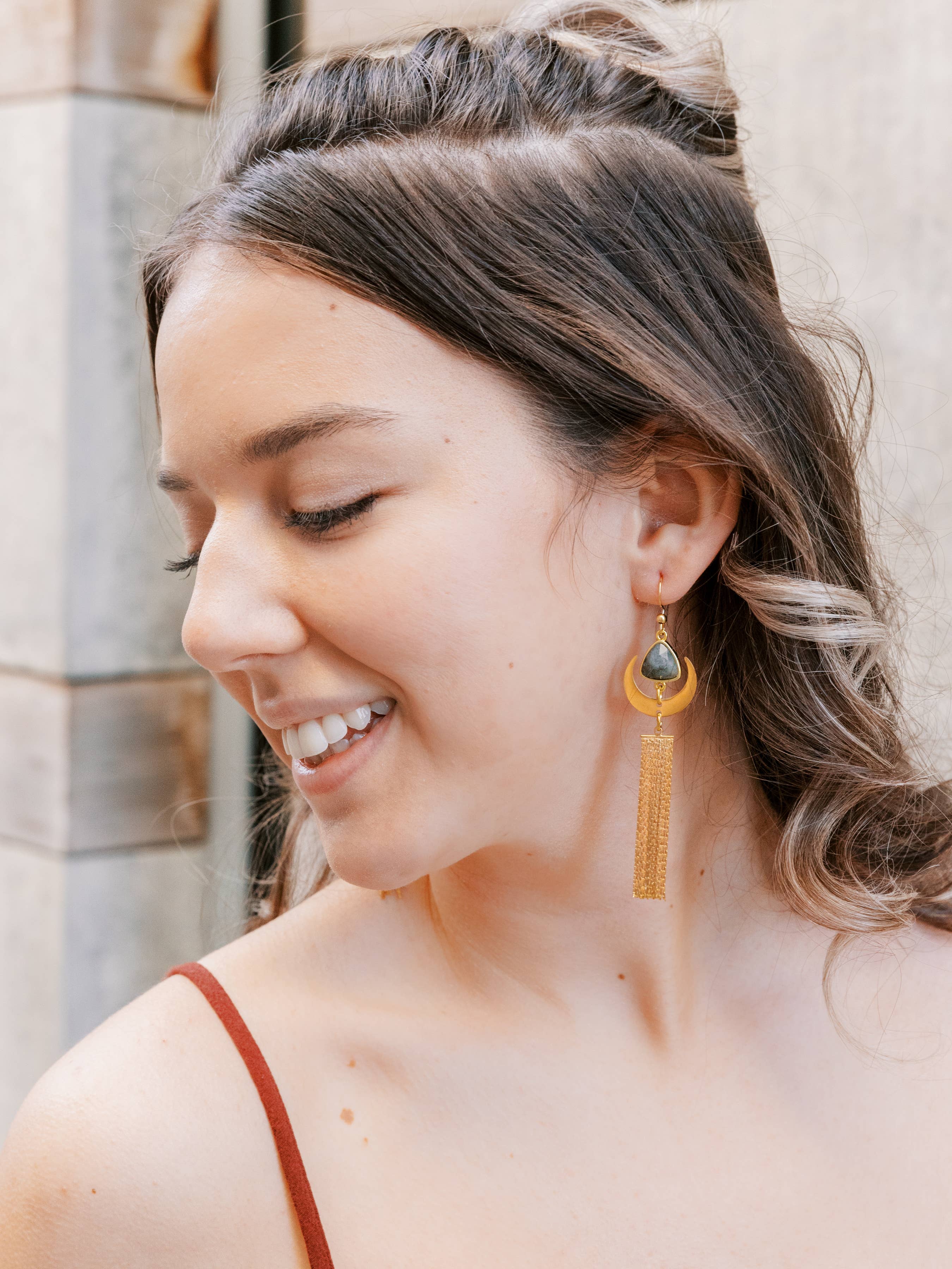 WonderLight Jewelry – wholesale Tofsörhängen – Halvmånens tofsörhängen - Labradorit/Transformation8