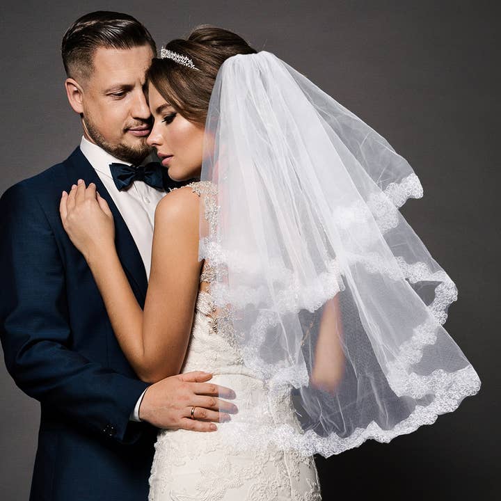 Elegante velo da sposa a 2 strati decorato con paillettes per la vendita all'ingrosso da parte di Sensibling Corp.