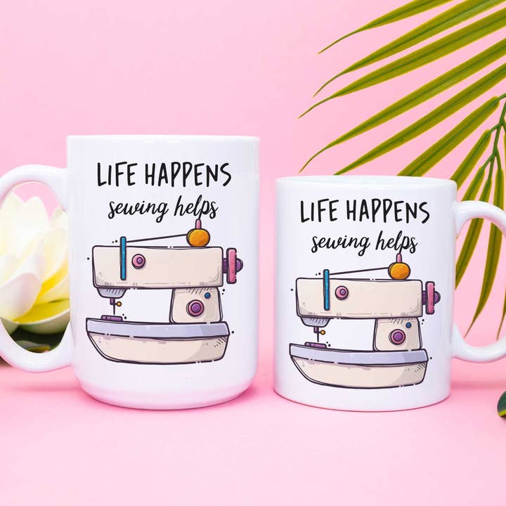 Kaffeebecher Life Happens, Sewing Helps für den Großhandel von Shop Intaglio
