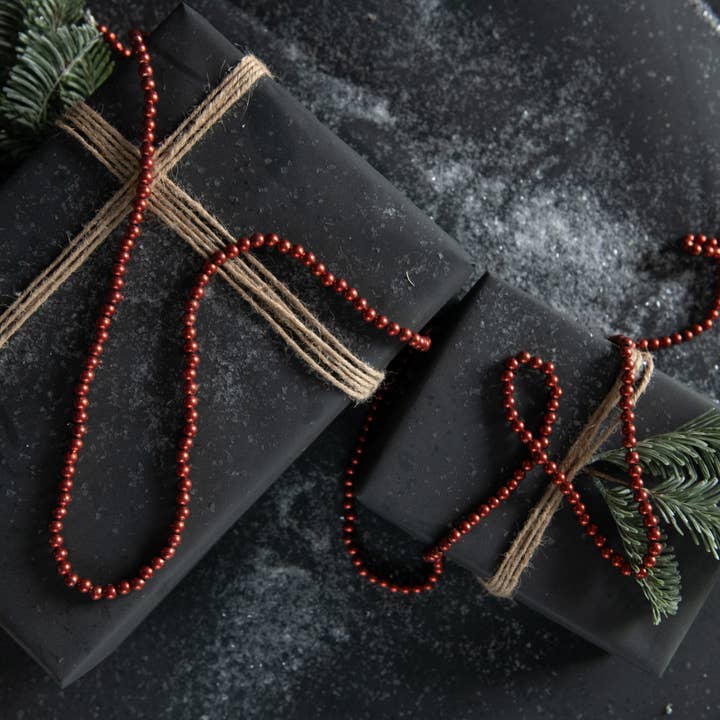 GUIRLANDE DE PERLES ROUGES VIEILLIES pour la vente par Ragon House