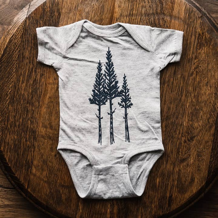 Rustikaler Einteiler mit drei Bäumen, verschiedene Farben für den Großhandel von The Montana Scene