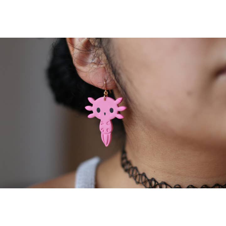 Boucles d'oreilles fantaisistes Axolotl Delight - Bijoux artisanaux pour la vente par Skye Eclisse Jewelry