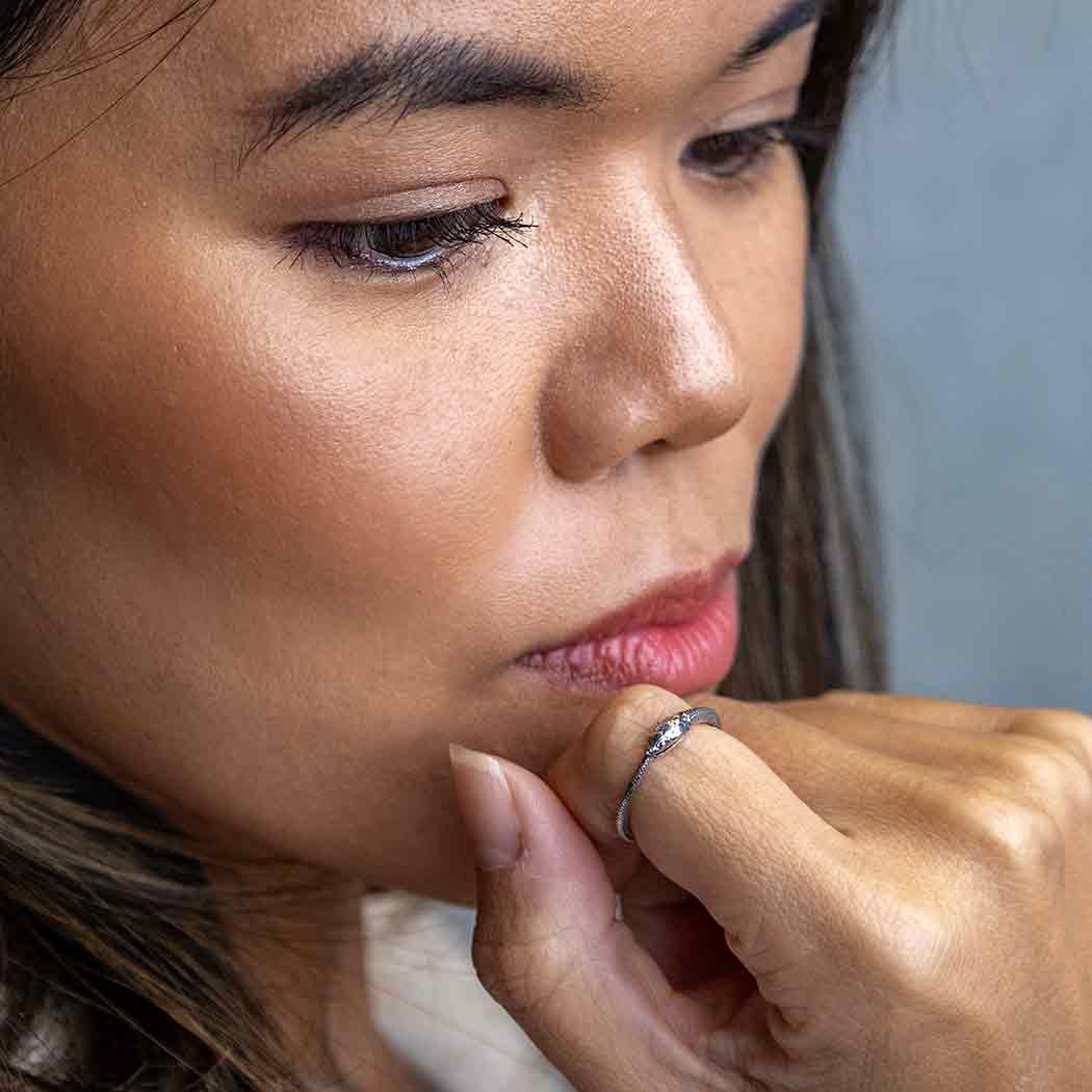 Nina Designs - Venta al por mayor Anillo de banda/apilable - Anillo de serpiente ouroboros en plata de ley o bronce1