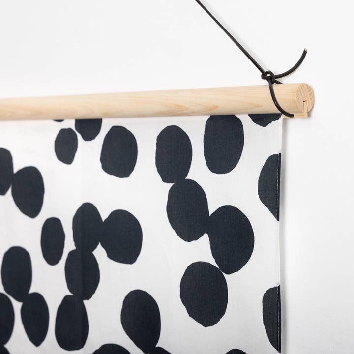 Pólo de Exposição em Madeira Hinoki com Cordão de Couro Castanho Escuro por atacado de Link Collective