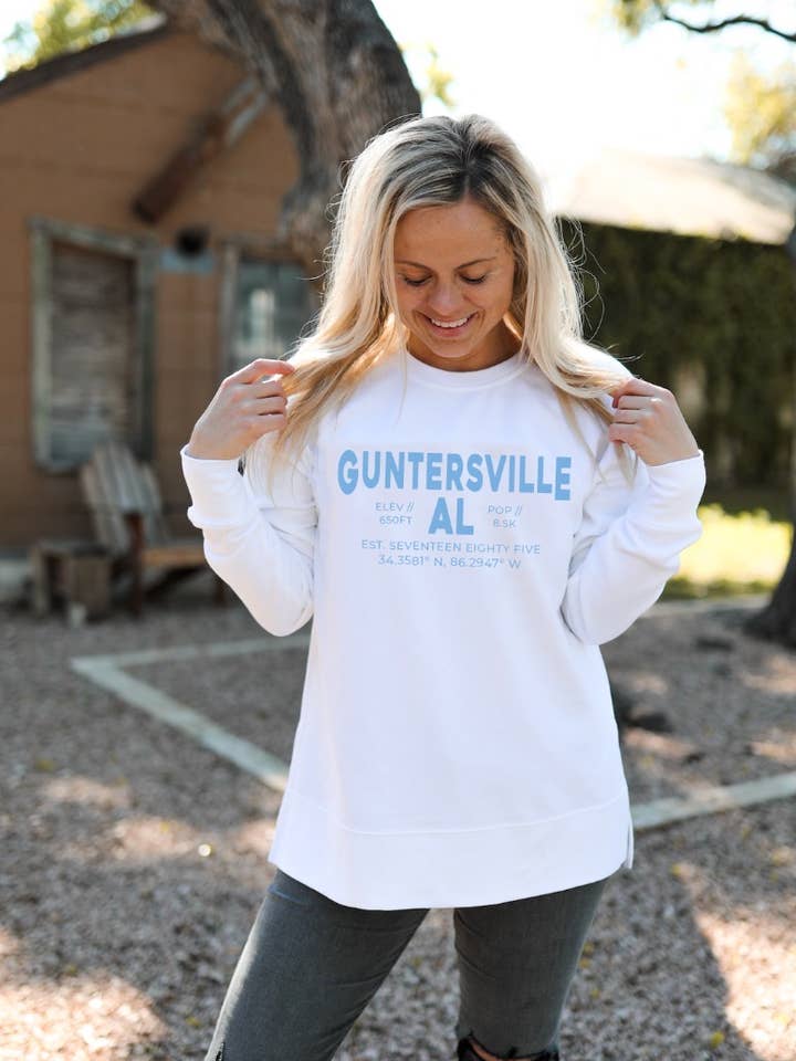 BRUGERDEFINERET Koordinatplacering - Crew Sweatshirt (Hvid) for engroshandel hos Jadelynn Brooke